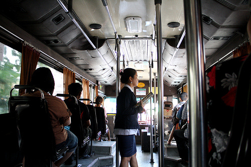  バンコクのバスに乗ってる集金のオバちゃん