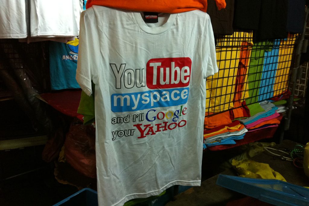 タイの歓楽街パッポン通りのYouTubeのTシャツ